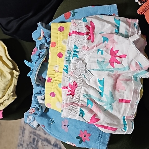 This set of clothes is 0-3 months for a little girl. - Picture 9 of 16